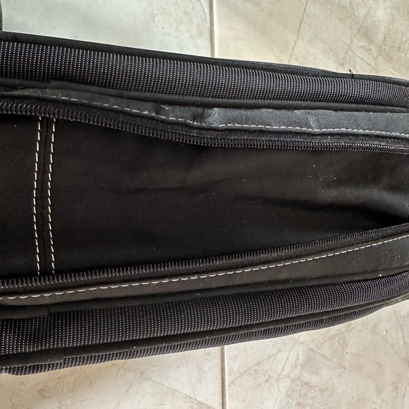 TARGUS Expandable Laptop Bag - Picture 12 of 13